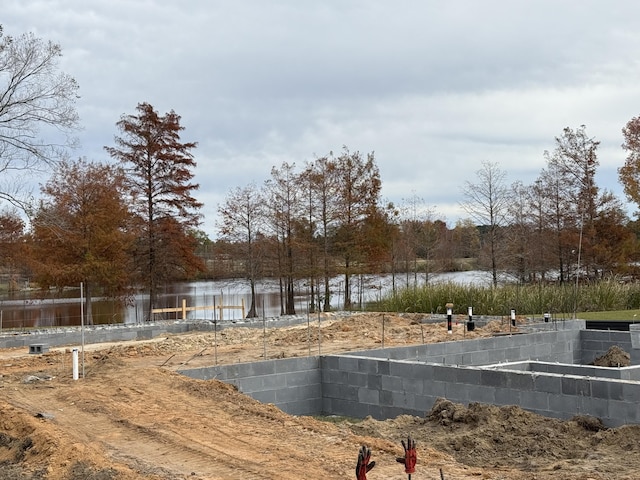 view of yard featuring a water view