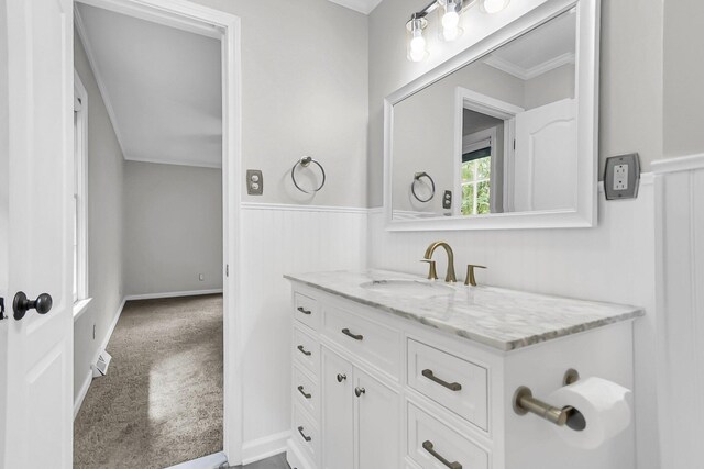 carpeted spare room with a wealth of natural light, visible vents, and crown molding