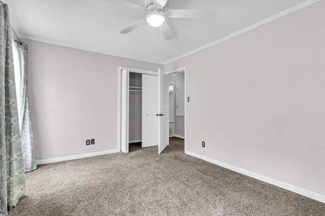 carpeted spare room with visible vents, a ceiling fan, crown molding, and baseboards