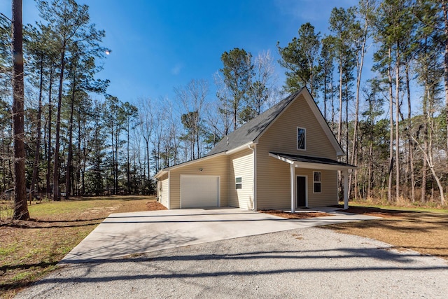 garage featuring gravel driveway