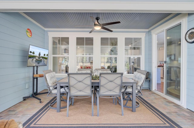 sunroom with ceiling fan