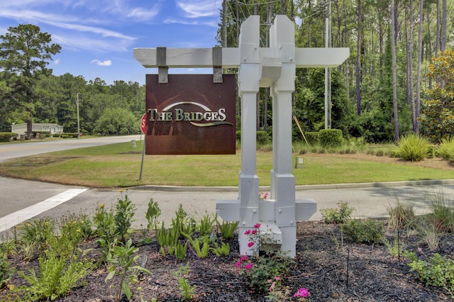 community sign with a yard