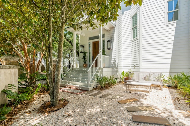 property entrance featuring a porch