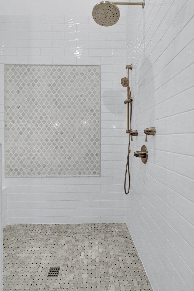 bathroom featuring a tile shower