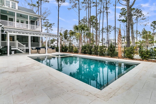 view of swimming pool featuring an outdoor living space, a pool with connected hot tub, ceiling fan, fence, and a patio area