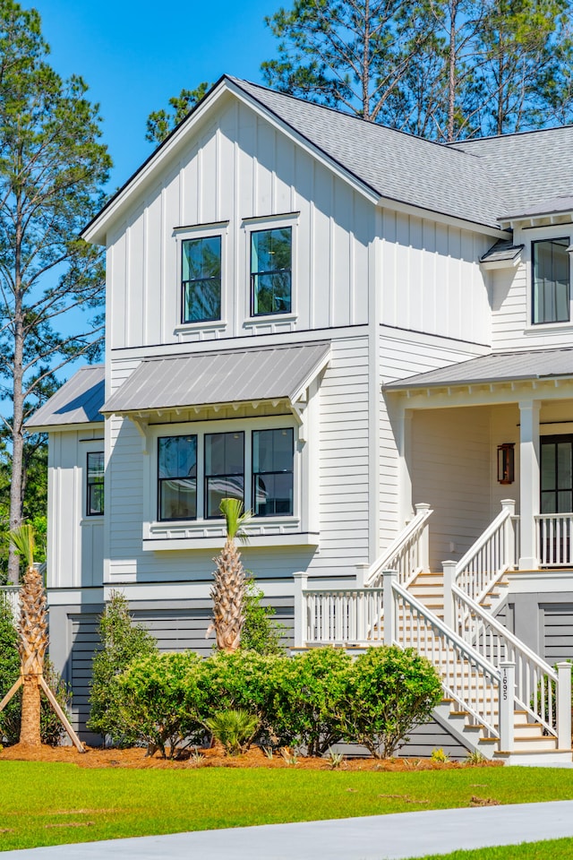 view of front of house featuring a front lawn and covered porch