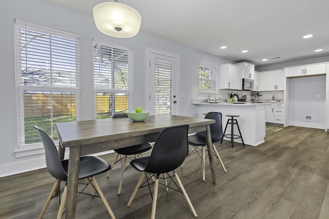 dining area with recessed lighting, baseboards, and dark wood-style flooring