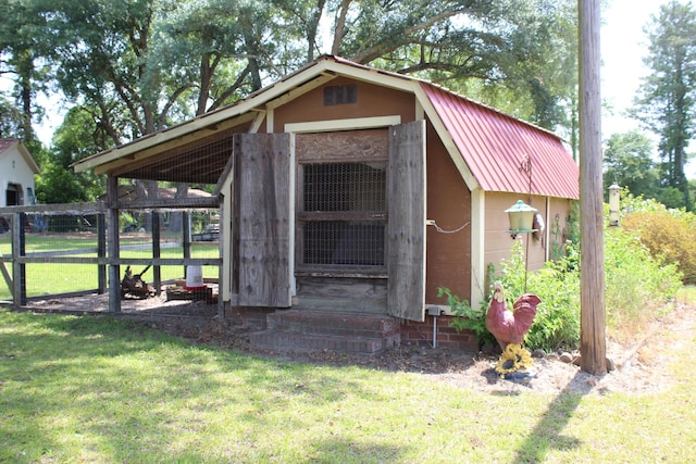 view of poultry coop featuring a lawn