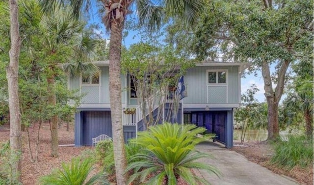 view of front of property featuring a carport