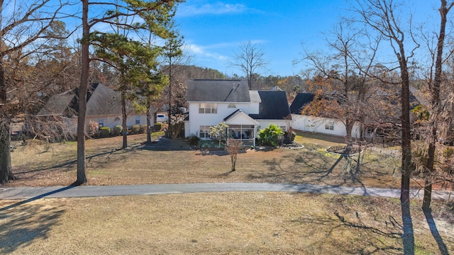 view of front of property featuring a front lawn