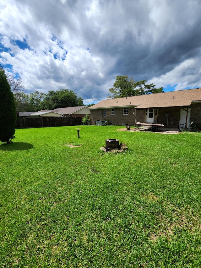 view of yard featuring an outdoor fire pit