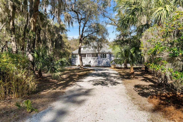 view of front facade featuring gravel driveway