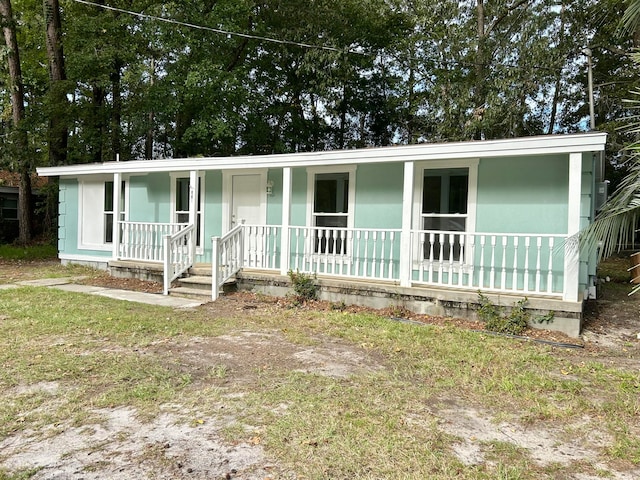 view of front of house featuring a porch and a front yard