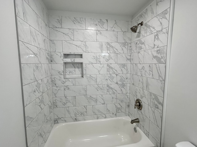 bathroom with tiled shower / bath combo