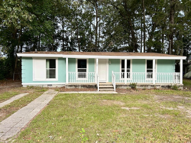 ranch-style home featuring a porch and a front yard