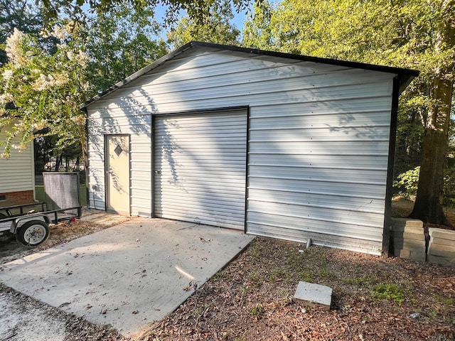 view of outdoor structure featuring an outbuilding