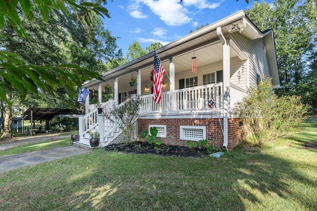 view of front of home featuring a porch and a front yard