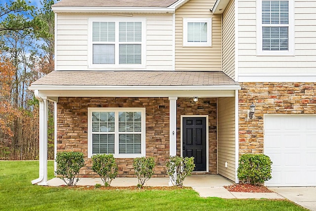 view of front of property featuring a front lawn