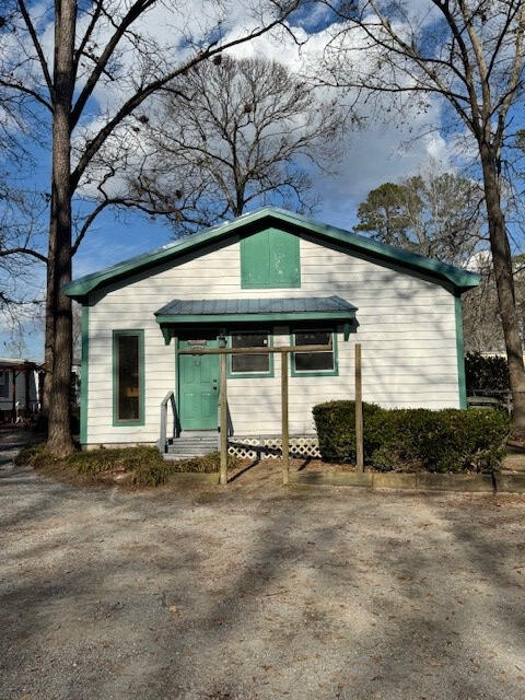 1089 Charles Dr, Manning, SC 29102 - view of building exterior featuring entry steps