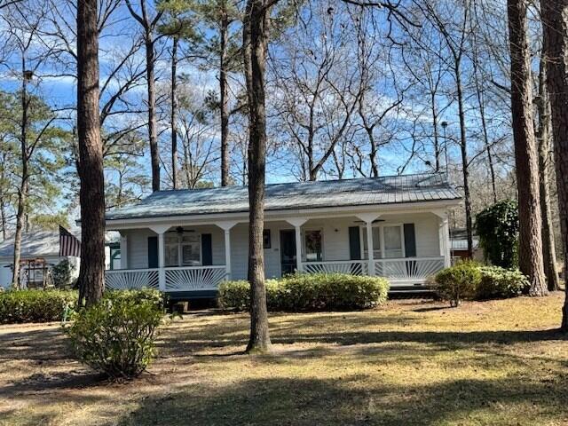 1089 Charles Dr, Manning, SC 29102 - view of front of house featuring a porch, a front yard, and a ceiling fan