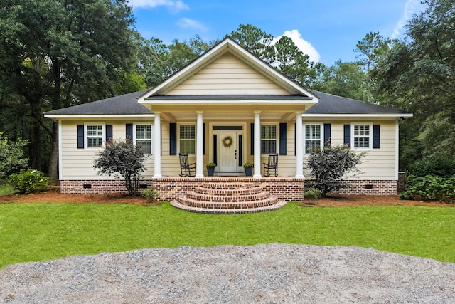 view of front of property featuring a front yard and covered porch