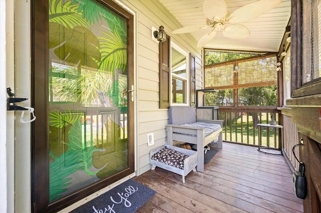 sunroom with ceiling fan