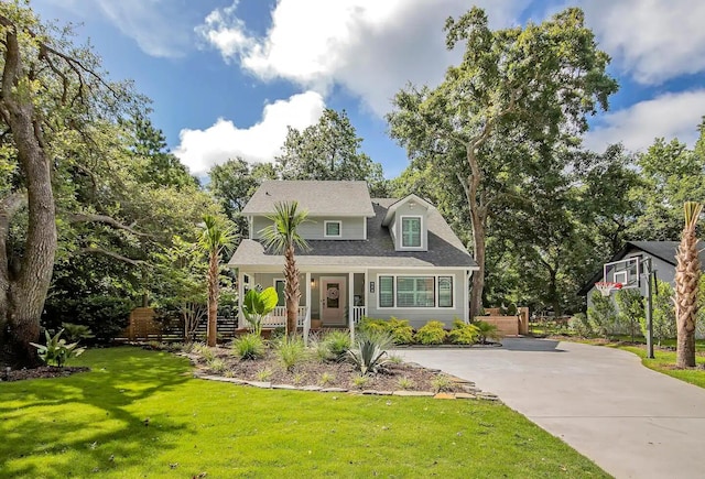 view of front of property featuring a front lawn and a porch