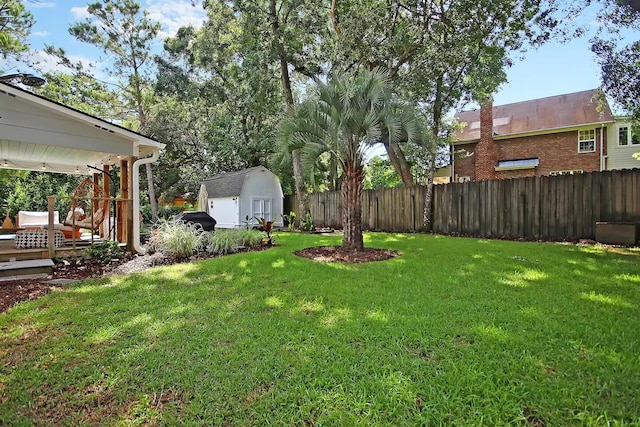 view of yard featuring a shed