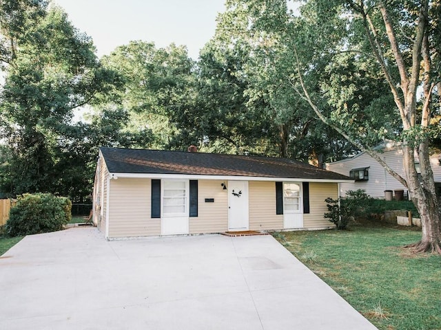 view of front facade with a front lawn