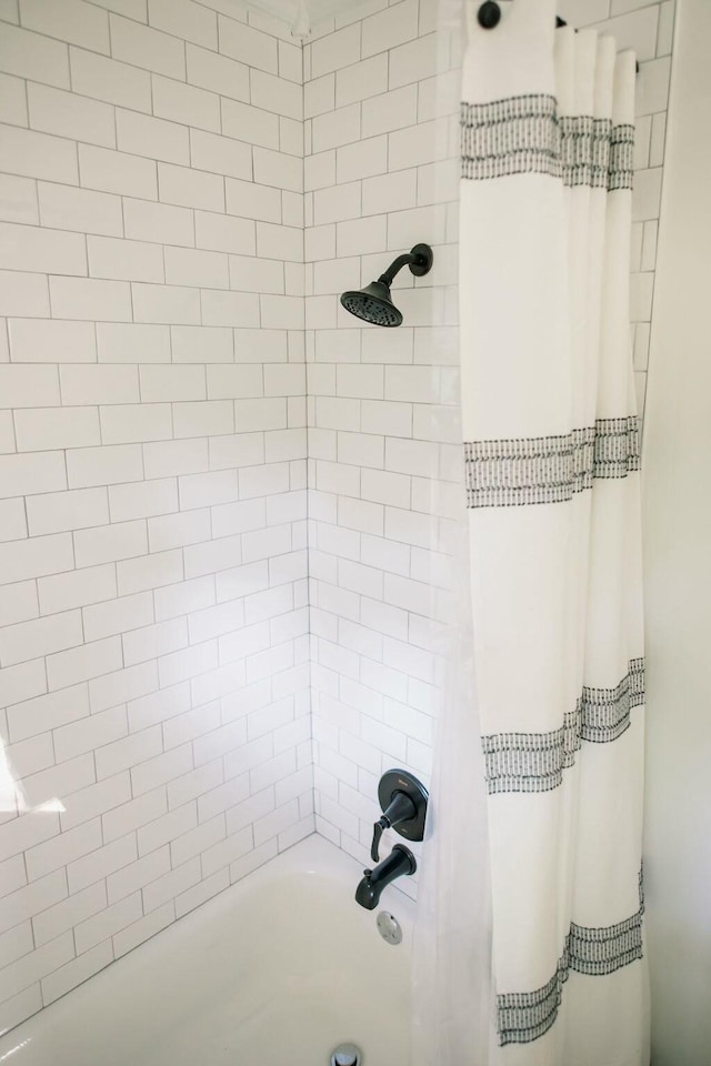 bathroom featuring shower / tub combo