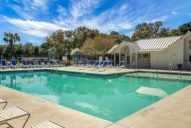 652 Spinner Cir, Mount Pleasant, SC 29464 - community pool with a patio