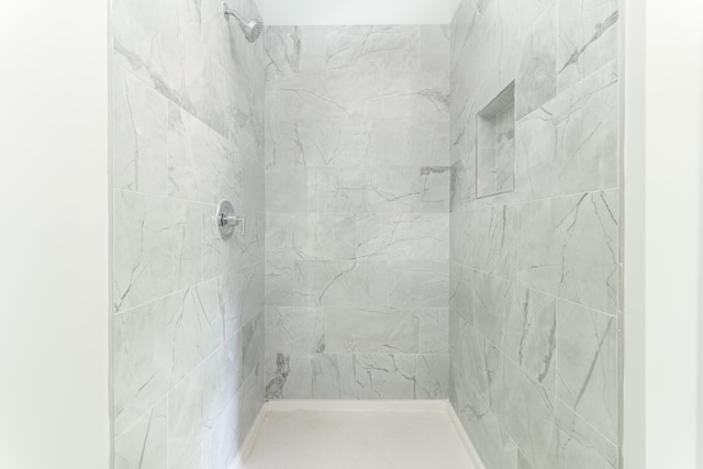 bathroom featuring tiled shower