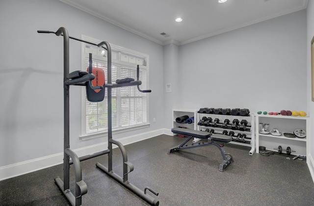 workout room with baseboards, recessed lighting, visible vents, and crown molding