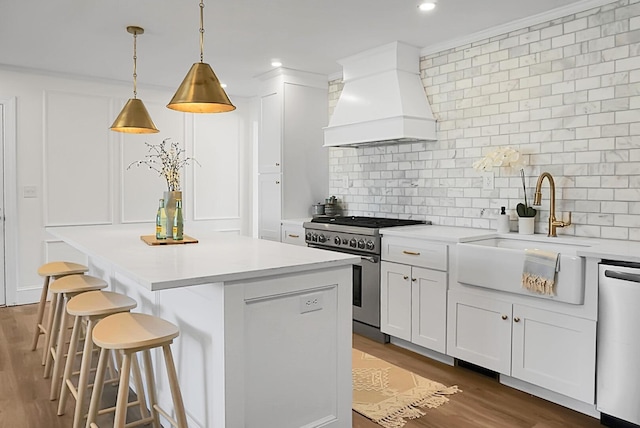 5259 Hartford Cir N, Charleston, SC 29405 - kitchen featuring stainless steel appliances, premium range hood, a sink, tasteful backsplash, and a center island
