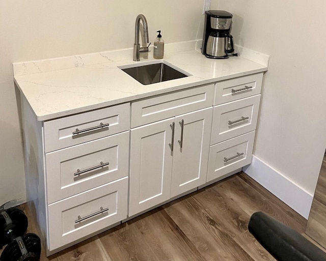 bar featuring a sink and dark wood-style floors