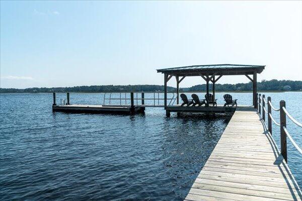dock featuring a water view