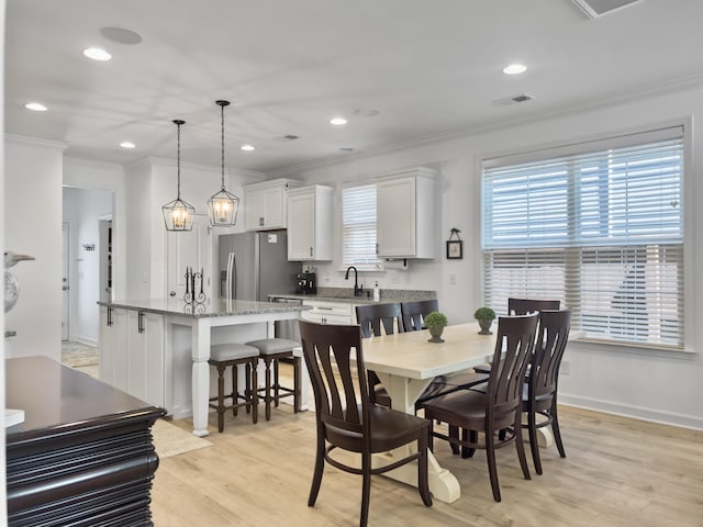 dining area with recessed lighting, visible vents, light wood-type flooring, and crown molding