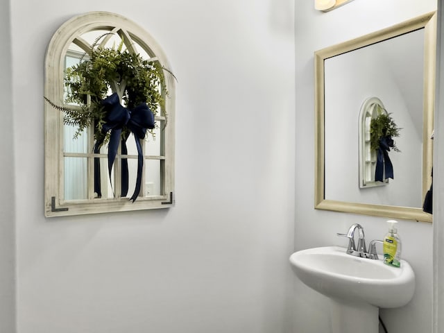 bathroom featuring a sink