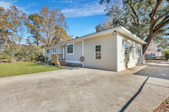 view of front of home with a front lawn