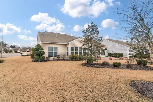 back of house featuring a yard