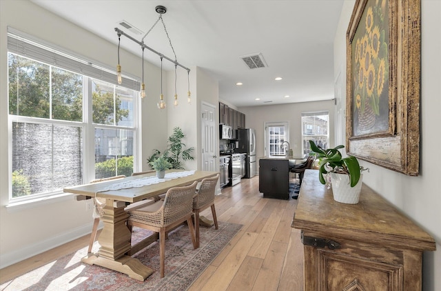 dining space featuring recessed lighting, visible vents, light wood-type flooring, and baseboards