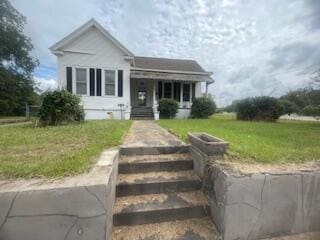 view of front of property featuring a front yard