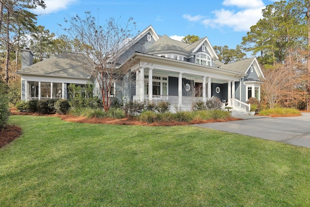 view of front facade featuring a front yard and a porch