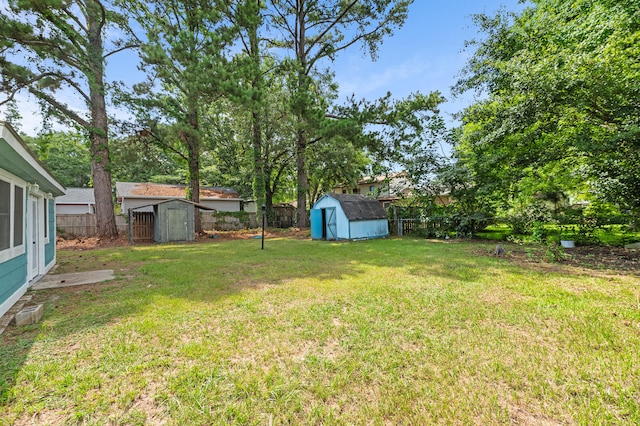 view of yard featuring a storage unit