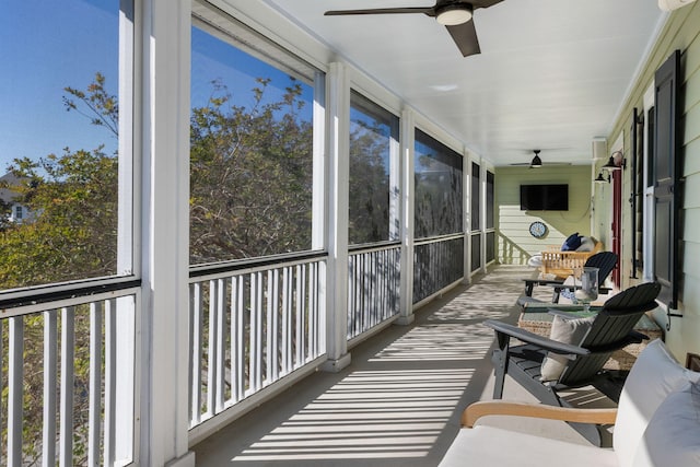 sunroom with ceiling fan