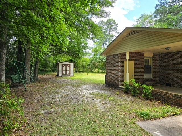 view of yard with a shed