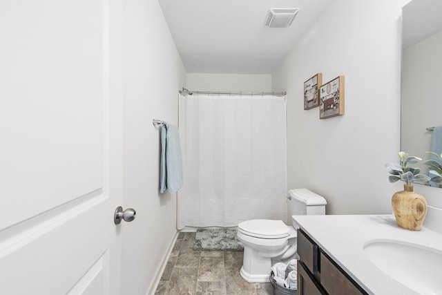 bathroom with toilet, a shower with shower curtain, vanity, visible vents, and baseboards