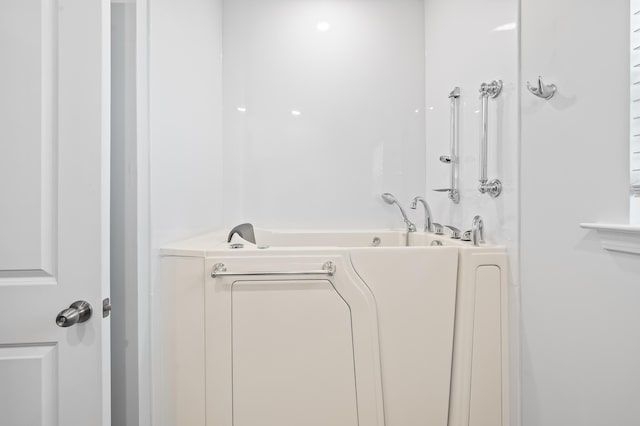 209 Country Gate Ln, Summerville, SC 29485 - bathroom featuring a bathtub