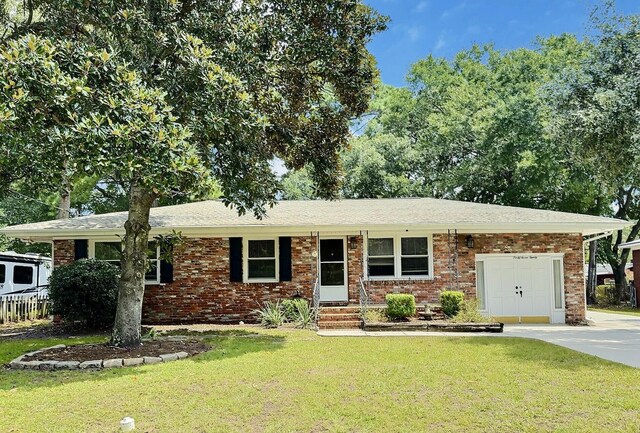 single story home featuring a front yard