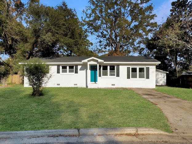 single story home with a front lawn